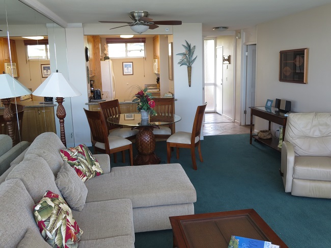 Mahana 1 BR Oceanfront Living
                Room and Kitchen